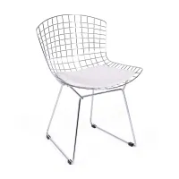 Kuuluisan suunnittelijan Hans J. Wegnerin kromattua terästä oleva tuolin jäljennös Bertoia "High Quality"