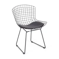 Replika metalowego krzesła Bertoia z czarnej stali w stylu industrialnym autorstwa słynnego projektanta Hansa J. Wegnera