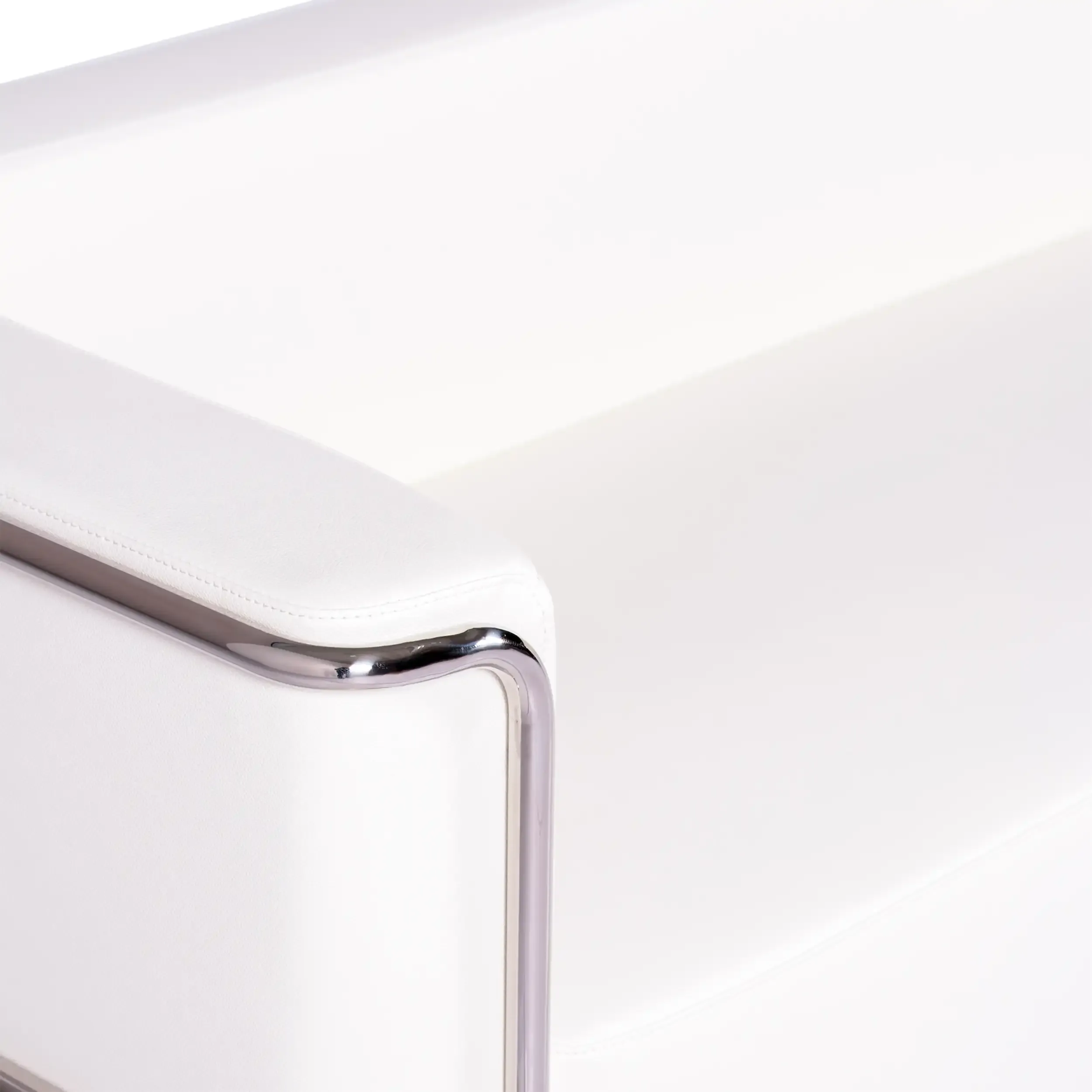 Torino 3-istuttava sohva ekotekonahkaa ja kromattua terästä - Mobelarium - Mobelarium