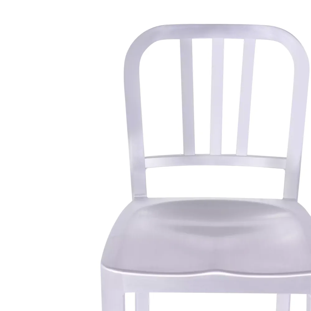 Replika av pall i aluminium - ikonisk industridesign