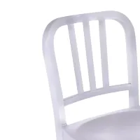 Replika av pall i aluminium - ikonisk industridesign