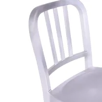 Aluminiowa replika stołka Navy Army - ikona wzornictwa przemysłowego