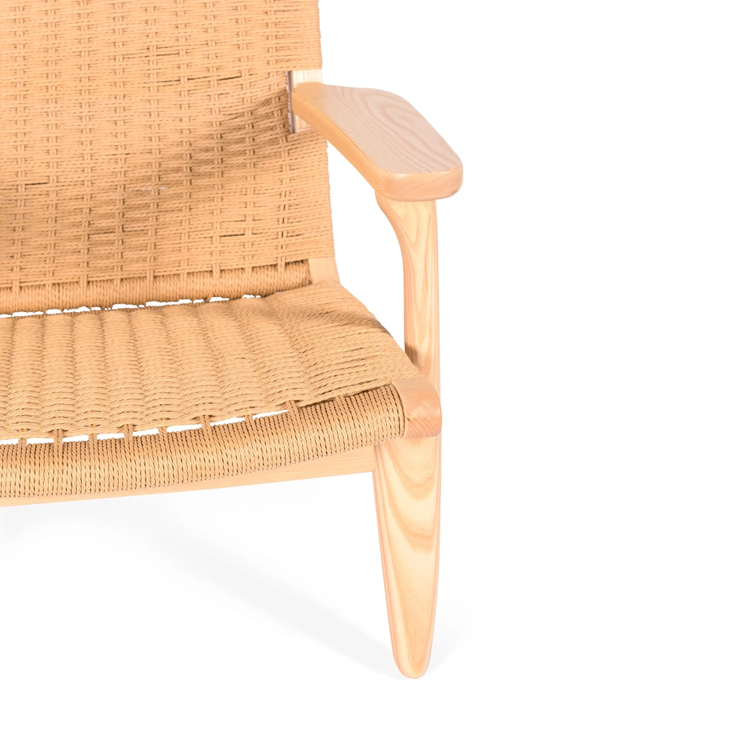 Cadeirão Catani CH25 | Design escandinavo em freixo e corda natural