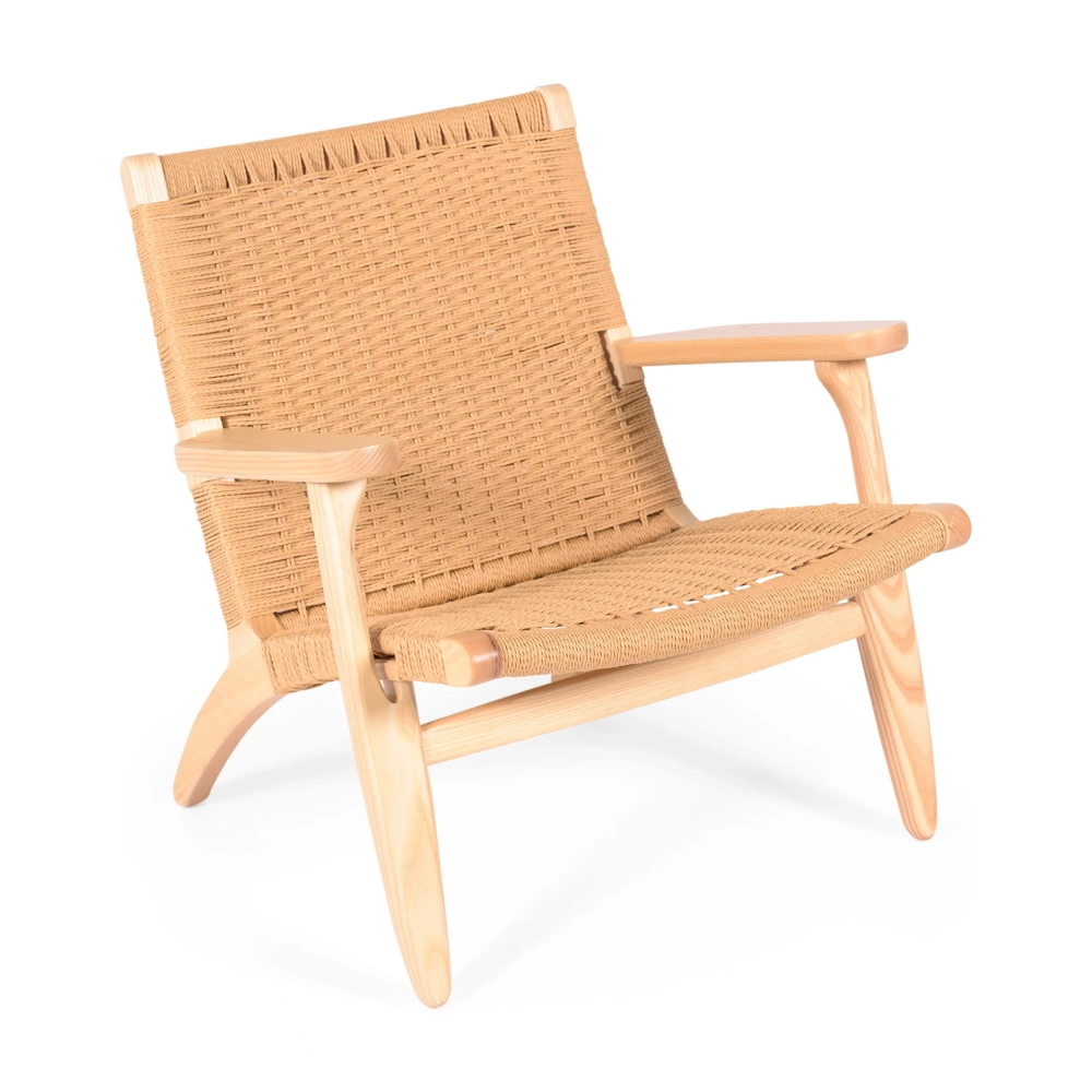 Replica van de CH25 fauteuil van Hans J. Wegner
