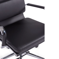 Modern kontorsstol klädd i konstläder | Komfort och professionell stil