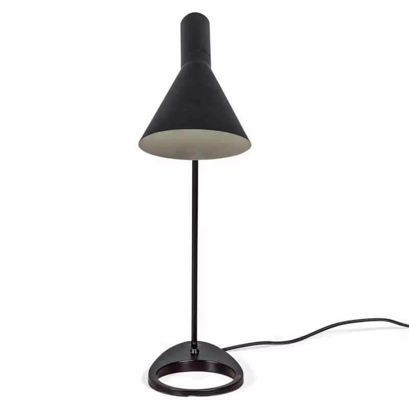 Candeeiro de mesa Jhon: design inspirado em Arne Jacobsen em aço