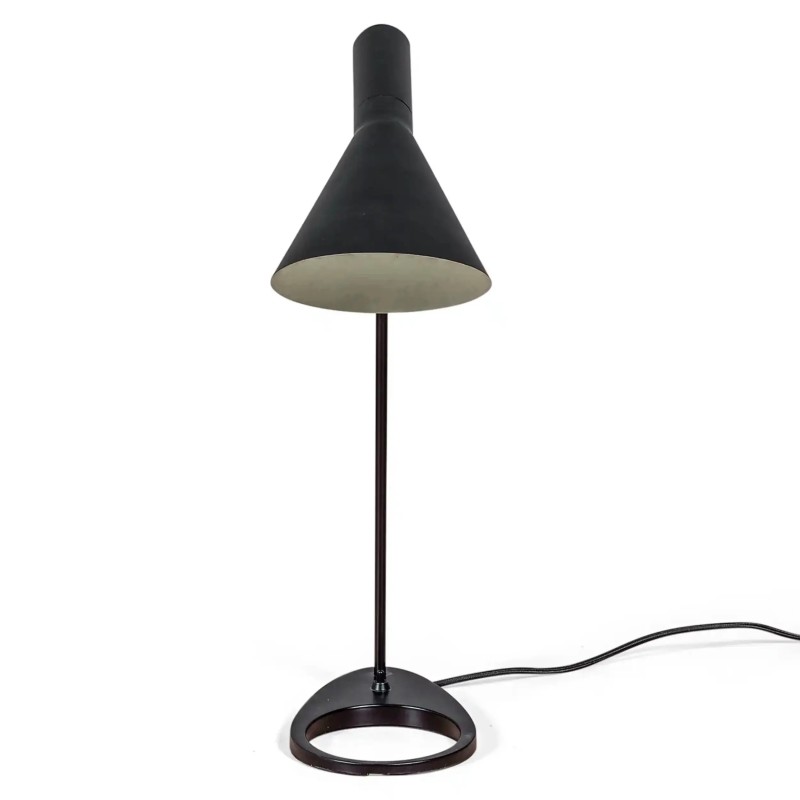 Lámpara de sobremesa Jhon | Diseño inspirado en Arne Jacobsen en acero