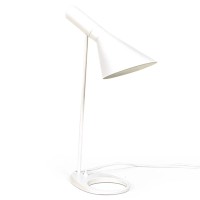 Jhon pöytävalaisin | Arne Jacobsenin inspiroima muotoilu teräksestä