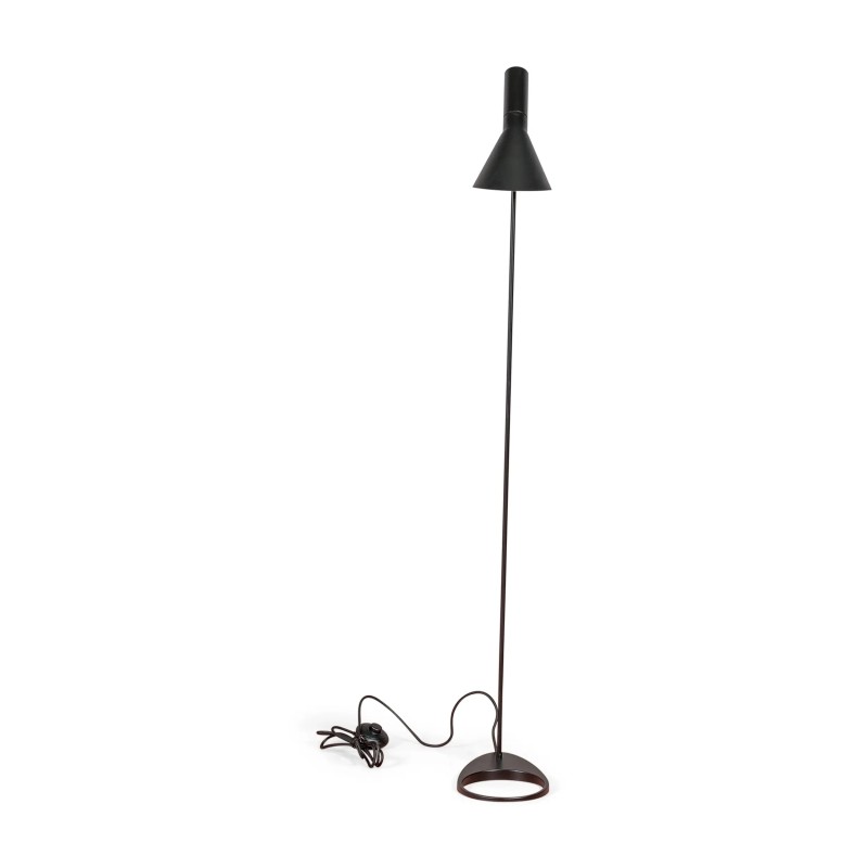 Jhon floor lamp | Design inspired by Arne Jacobsen in steel