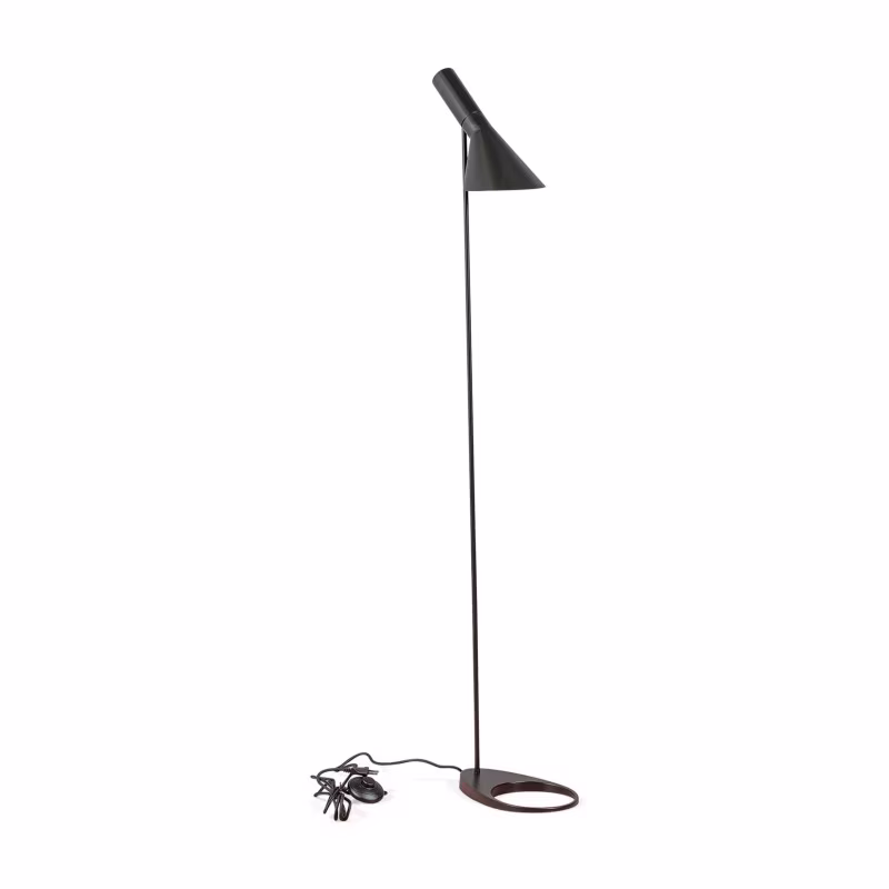 Lampada da terra Jhon | Design ispirato ad Arne Jacobsen in acciaio