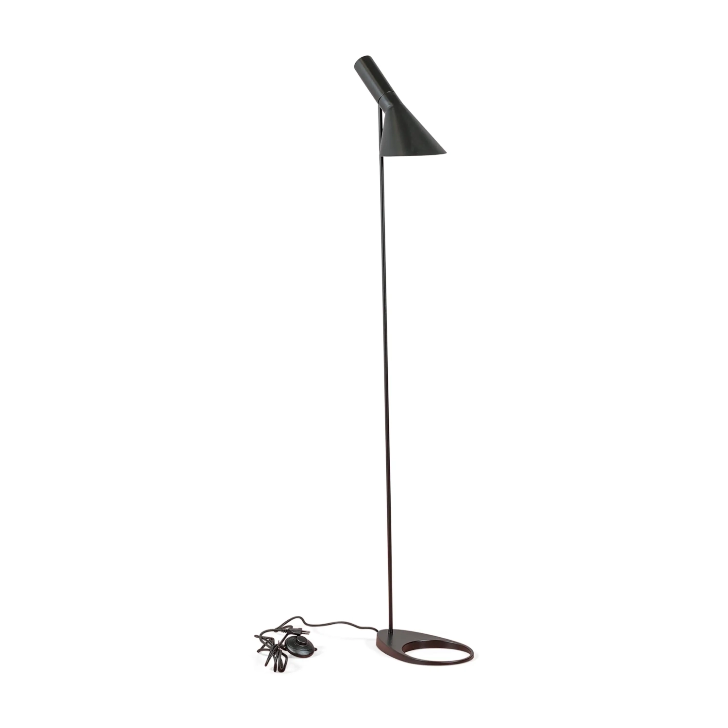 Candeeiro de pé Jhon | Design inspirado em Arne Jacobsen em aço