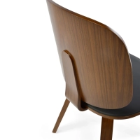 Stoel Scandinavisch Hut S in walnoot met beklede zitting