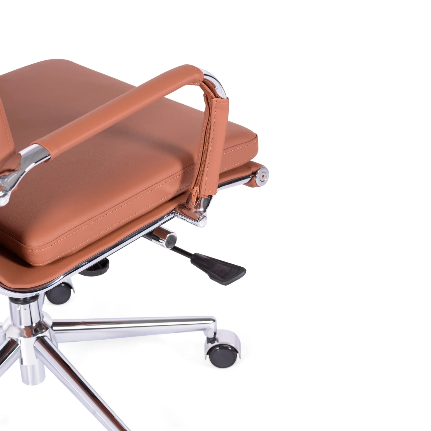 Cadeira de escritório em pele italiana com encosto alto e design elegante