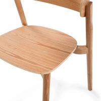 Eetkamerstoel Notorius van natuurlijk essenhout | Elegant design scandinavisch