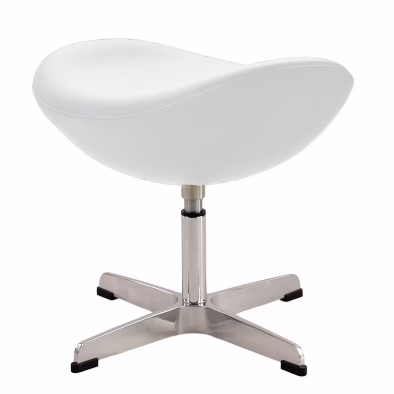 Réplica otomana da cadeira de couro em forma de ovo, do designer Arne Jacobsen