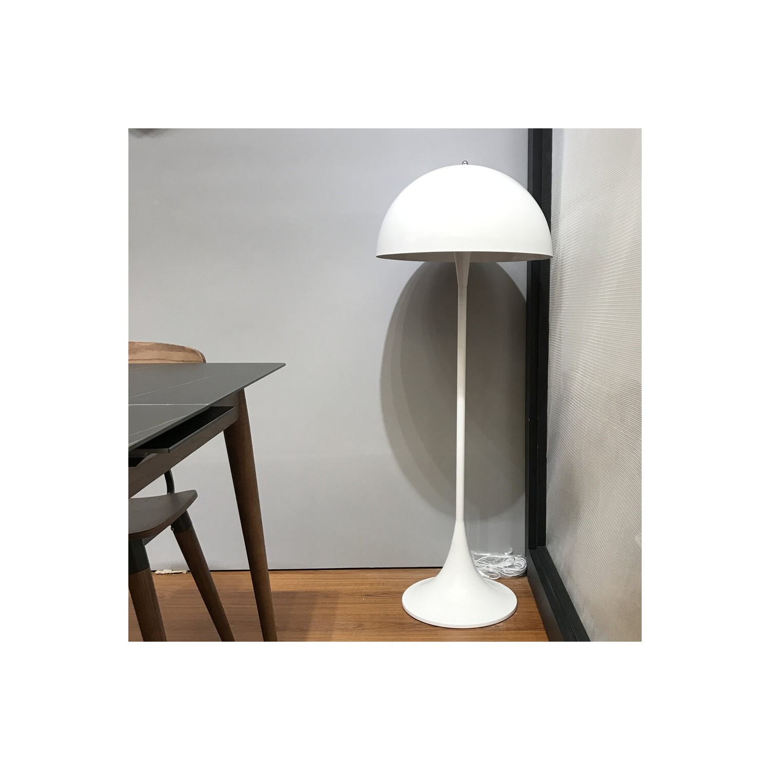 Replica della lampada da terra di design Phantella di Verner Panton nel 1971