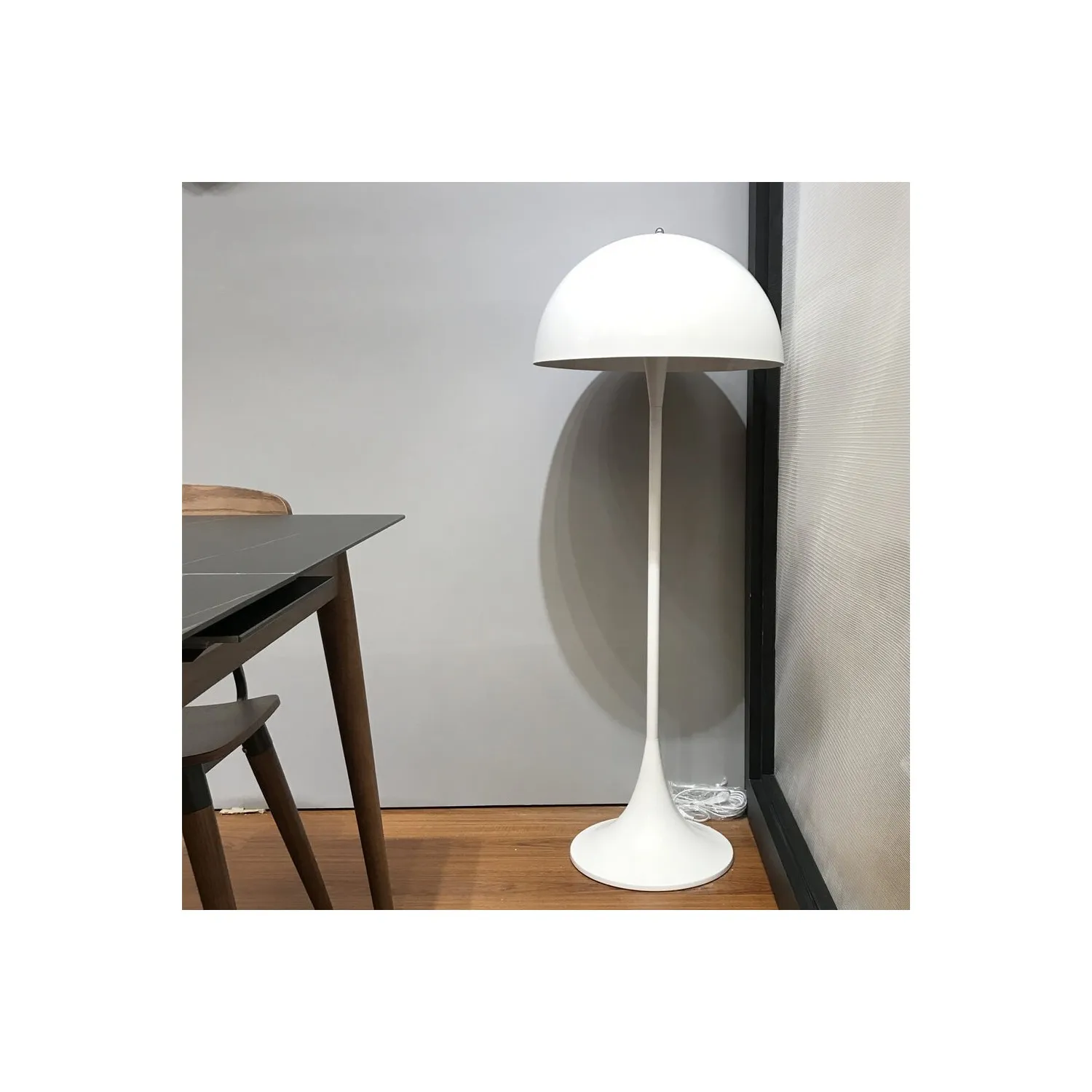 Replika av Phantella golvlampa av Verner Panton