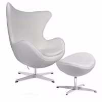 Replika židle na vejce s podnožkou od designéra Arne Jacobsen
