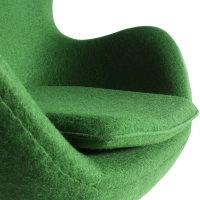 Replika fotela Egg z kaszmiru autorstwa projektanta Arne Jacobsen