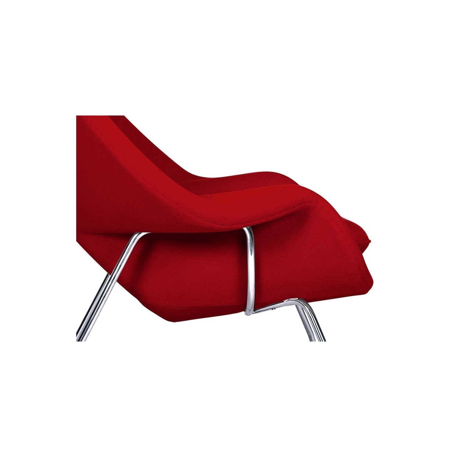 Réplica da cadeira Womb pelo designer Eero Saarinen