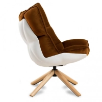 Kopio Design-nojatuolin Husk-nojatuolista upean suunnittelijan Patricia Urquiolan jalkatukilla