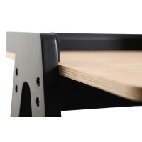 Pop-pöytäpöytä lakatuilla jaloilla moderniin tyyliin