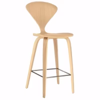Cherner Hocker im nordischen Stil